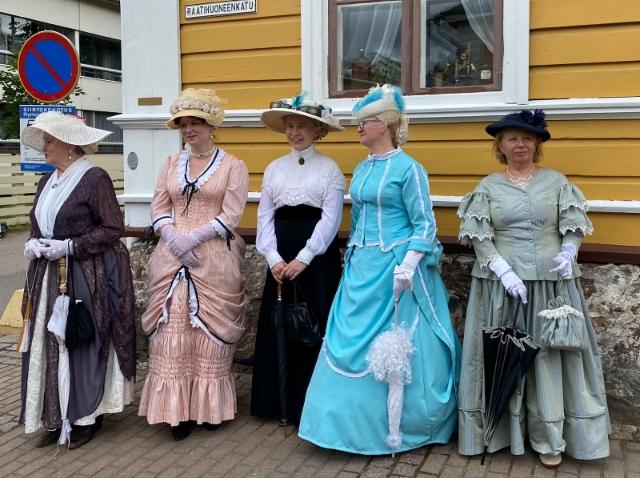 2a__ladyt_paivakavelylla_-_tattootunnelma_aidoimmillaan