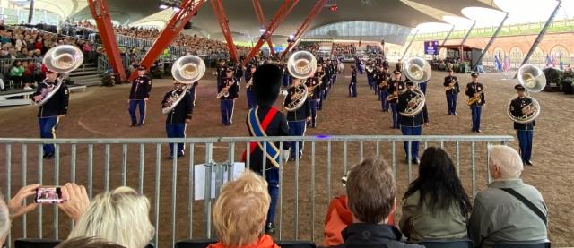 7__hans_majestet_kongens_garde_norjasta_esitti_oman_marssishownsa_areenalla