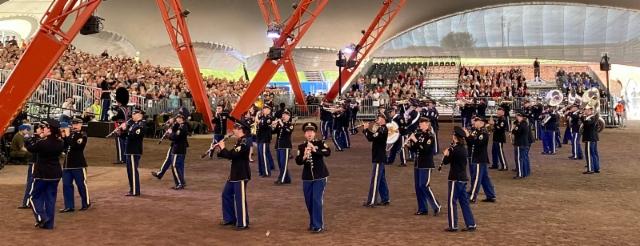 8__hans_majestet_kongens_garde_norjasta_esitti_oman_marssishownsa