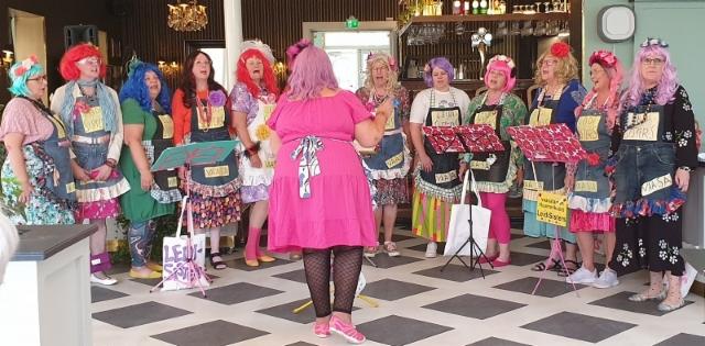 5__humoristinen_ladysister_esiintui_tiistai-illan_iltajuhlassa_avate_sen_-_20240820_191056