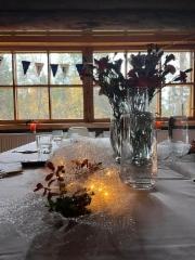 11__juhlapoyta_odottaa_tulijoita