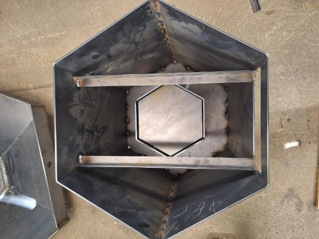 Jalusta, jossa ilmanotto ja s&auml;&auml;dett&auml;v&auml; pelti