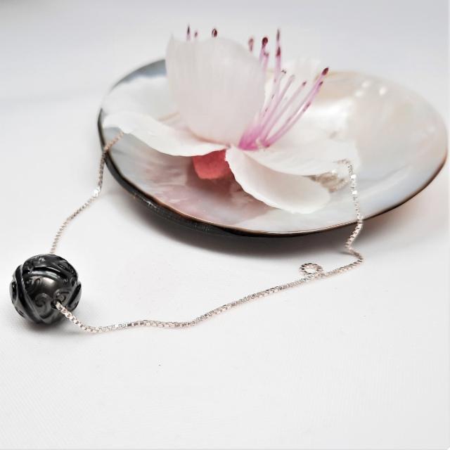 Tahitinhelmiriipus, kaiverrettu