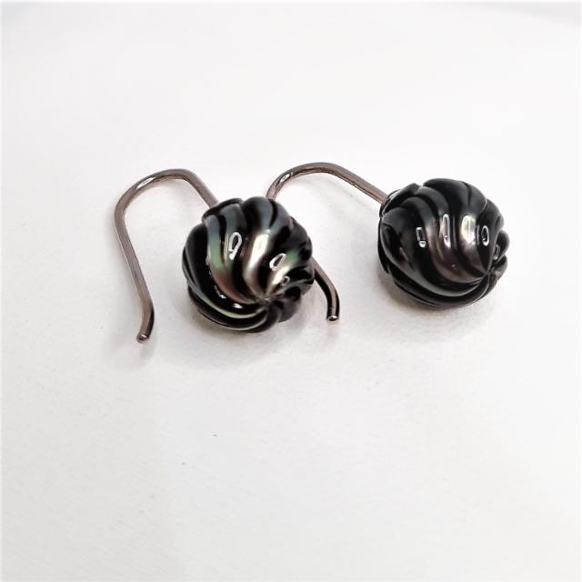 Tahitinhelmikorvakorut, kaiverretut