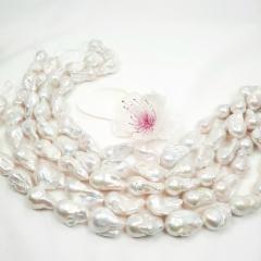 Isot barokkihelmet nauhassa