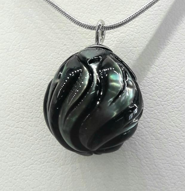 Tahitihelmiriipus, kaiverrettu