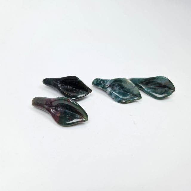 Akaatti, muotoon hiotut parit (k&auml;&auml;nt&ouml;puoli