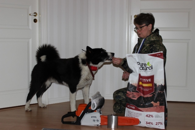 VSP koira ja kokeessa 2. sijoittunut Lehtoniemen Tahvo omistajansa Kirsi Huttusen kanssa.