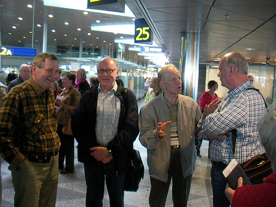 Koneen lähtöä odottelevat vasemmalta Reino,Veikko, Seppo ja Kalevi
