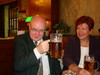 Jarmo tilasi ison oluen, vieressä Anneli.