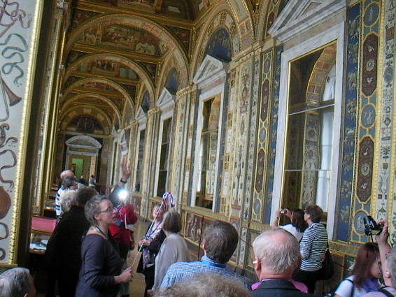 Tämä käytävä on kopio Vatikaanin museosta tai päinvastoin