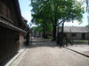Sitten menimme Auschwitz ykköseen. Tässä portti, jossa lukee "Arbeit macht frei" eli työ tekee vapaaksi