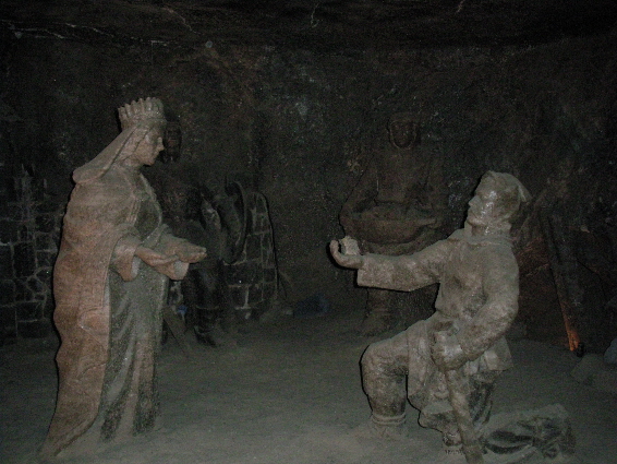 Kaivoksessa oli erillaisia suolasta veistettyjä hahmoja, jotka kertoivat kaivoksen historiasta