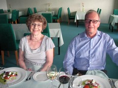 Anna-Liisa ja Jorma aloittelemassa illallista hotellimme ravintolassa