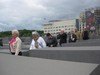 Holokaustin muistomerkillä edessä Liisa ja Tuula