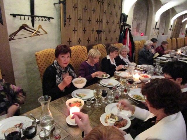 Illallisella Maikrahvissa, edessä Anneli Nykänen ja Maire Tuomola