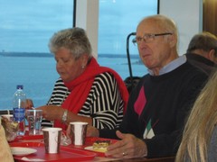 Marja-Liisa Nikkinen ja Martti Pitkänen laivan kafeteriassa