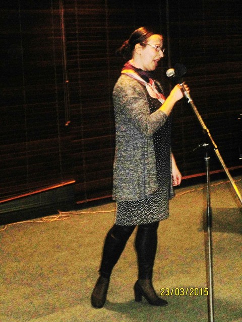 Oopperalaulaja Krista Pellikka esiintyi kokouksen jälkeen Vihreässä aulassa.