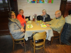 Iittalassa kahvilla vasemmalta Irma, Mirkku, Marita ja Heikki
