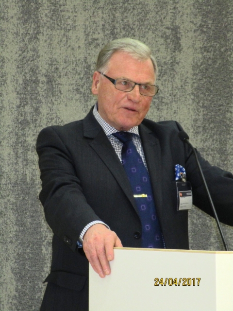 Puheenjohtaja Jouko Aaltonen avasi kokouksen