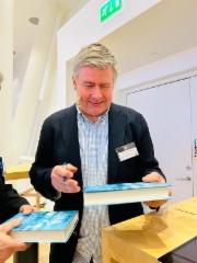 vuosikokous_2025_marko_junkkari_signeeraa