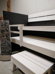Kotimainen kuusilankku 48x200mm + liberon valkoinen s&auml;vytys lauteissa sek&auml; liberon musta paneeleissa