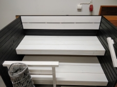 Kotimainen kuusilankku 48x200mm + liberon valkoinen s&auml;vytys lauteissa sek&auml; liberon musta paneeleissa