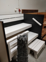 Kotimainen kuusilankku 48x200mm + liberon valkoinen s&auml;vytys lauteissa sek&auml; liberon musta paneeleissa
