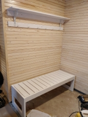 K.Karhu pihasauna. Pukuhuone penkki + naulakko