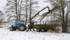Traktorikuski Stickan siirtää rantaan rahdatut puut poisvietäväksi