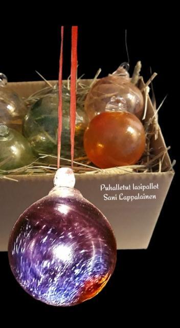 Puhalletut lasipallot/lila
