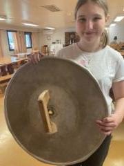 Vesa-leiriläinen veisti kunnon kahvan muuripadan kanteen. Milana-ohjaaja esittelee.