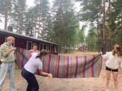 Leiri loppuu ja ohjaajat loppusiivousapuna.
