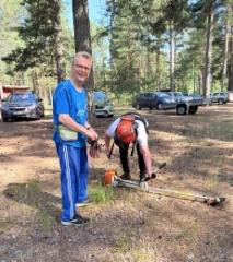 juhani_ja_mika_virittelevat_raivaussahaa
