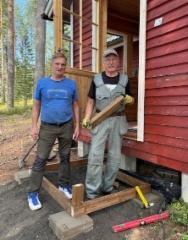 matti_ja_juhani_tekivat_uudet_rappuset_takamaajaan