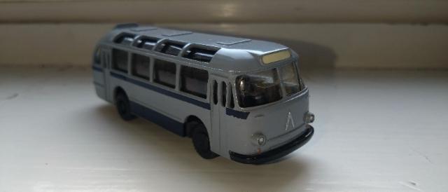 LAZ-695