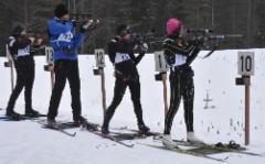 Kilpailijat ampumassa