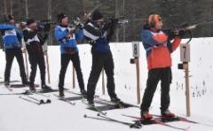 Kilpailijoita ampumassa