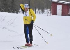 Kilpailija menossa ampumaan