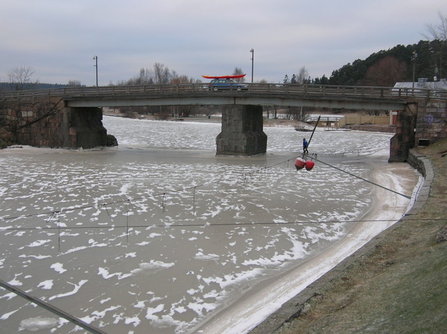 Porvoonjoen silta kirkonmäen kohdalla tammikuussa -09