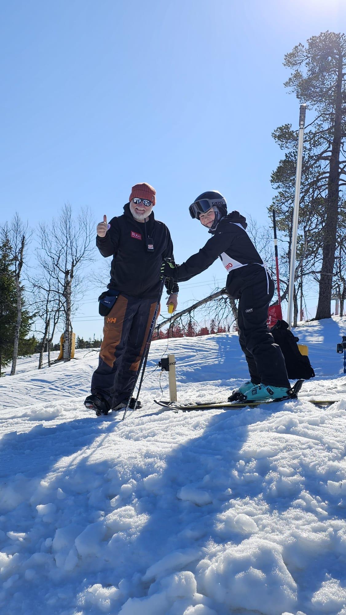 Ruka Slalomin valmentaja ja nuori laskija harjoituksessa