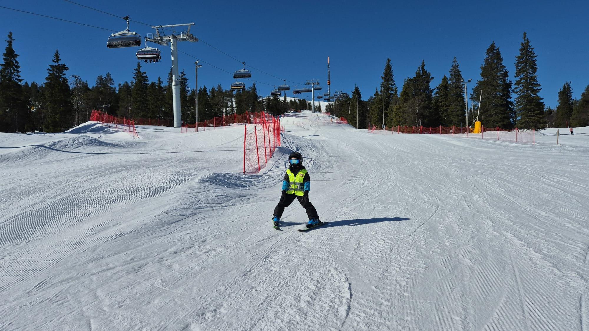 Lumilautailija harjoittelemassa rinteess�