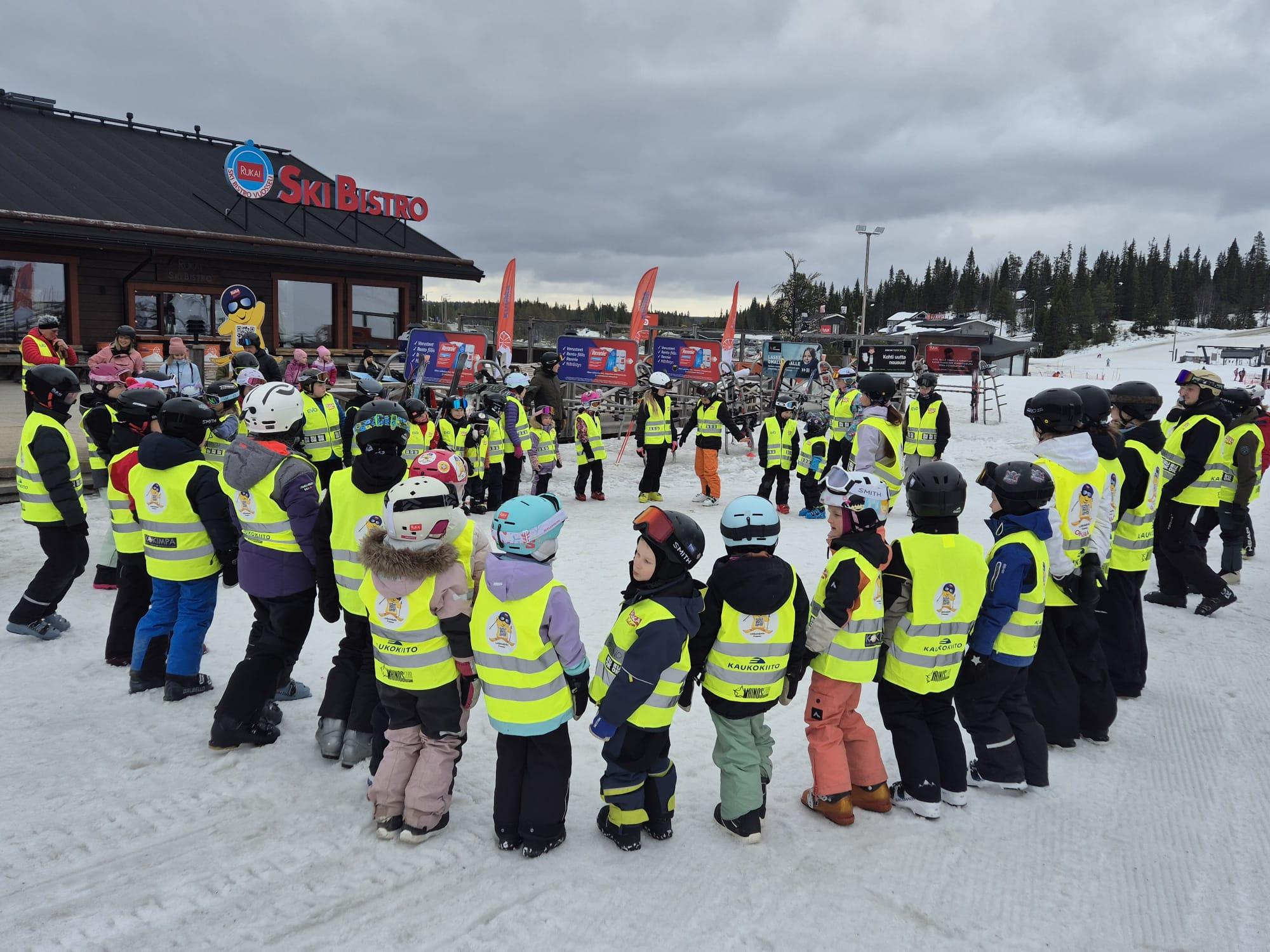 Pikazu-kerholaisia Ski Bistron edess�