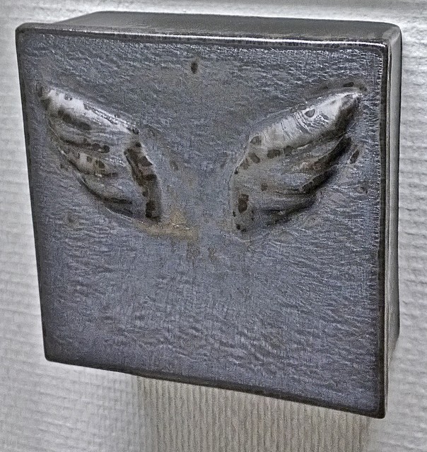 Pronssi Siivet | Bronze Wings | reliefi | relief | posliini | porcelain | 2013 | 