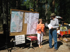 hankkeen_esittelya_vuonislahden_kesatorilla_2010_leena_valliua_ja_pekka_kuivalainen1