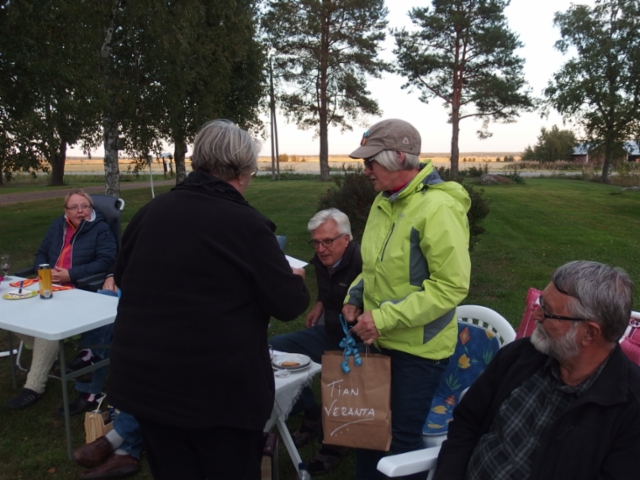 kiitokset isäntäparille, värdarna tackas
