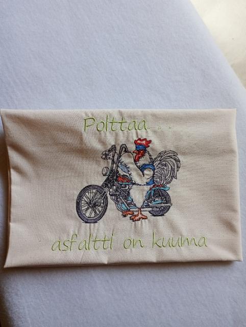 kukko moottoripyöräilee