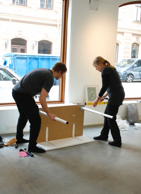 Sirpa Häkli, näyttelyä rakentamassa | Installing exhibition | Galleria G, 2019 (d)