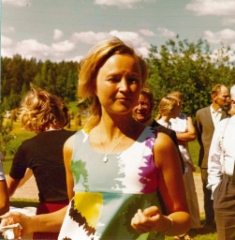Lea Lipsanen (nyk. Himberg) kaatamassa kahvia