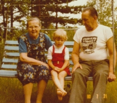 Aune ja Toivo Lipsanen lapsenlapsensa, Martin tytär Tanjan kanssa